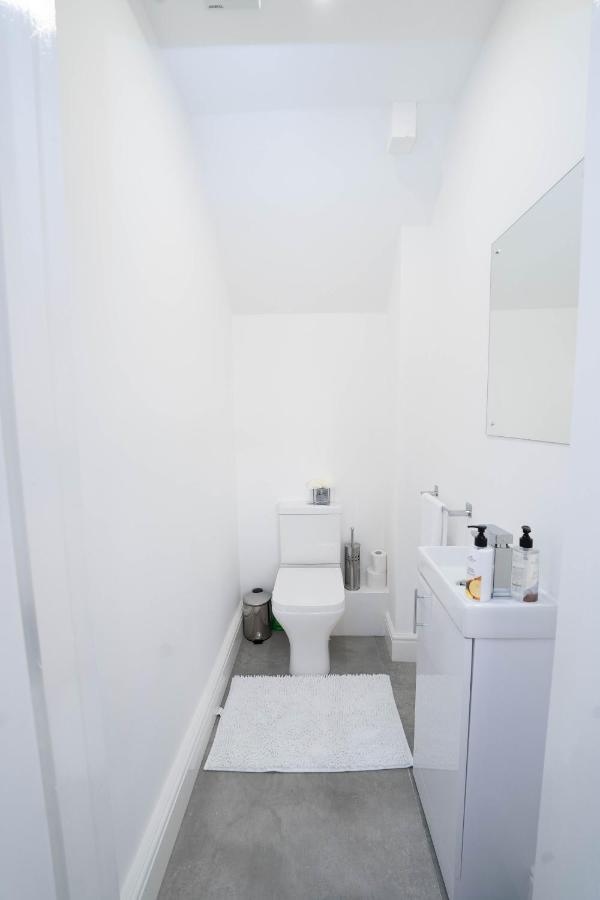 Entire Modern Home With Private Parking For 6/8 Persons Worksop ภายนอก รูปภาพ