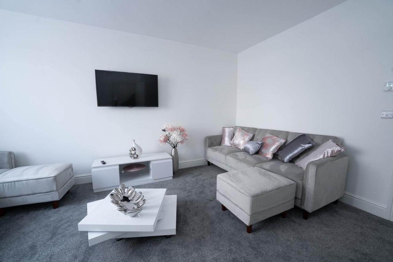 Entire Modern Home With Private Parking For 6/8 Persons Worksop ภายนอก รูปภาพ