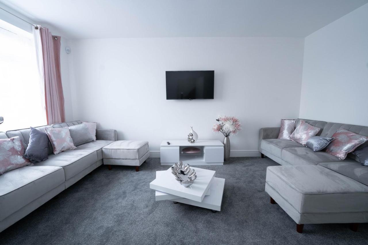 Entire Modern Home With Private Parking For 6/8 Persons Worksop ภายนอก รูปภาพ