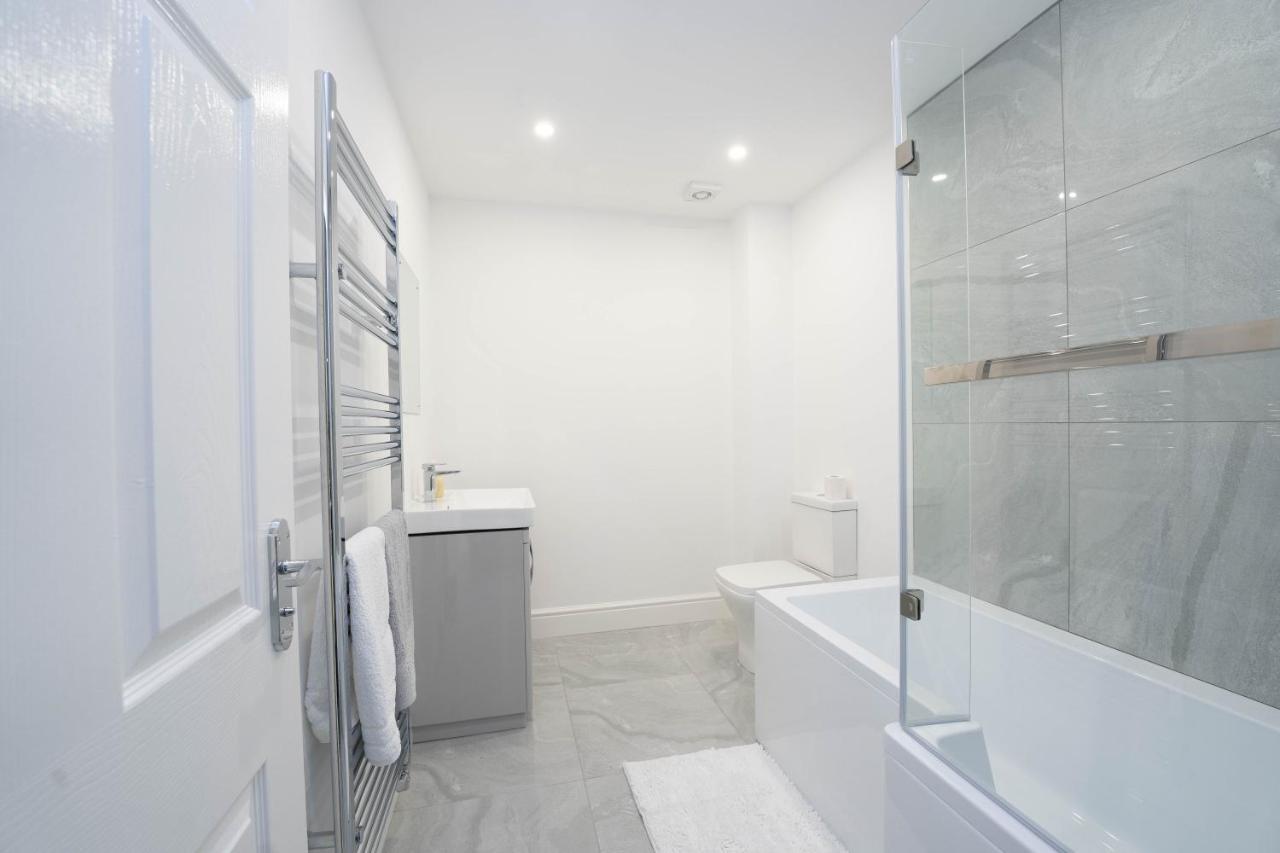 Entire Modern Home With Private Parking For 6/8 Persons Worksop ภายนอก รูปภาพ