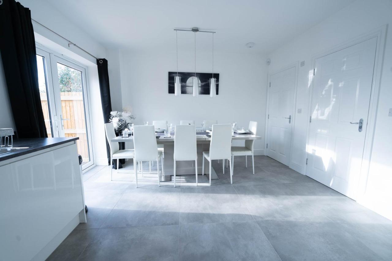 Entire Modern Home With Private Parking For 6/8 Persons Worksop ภายนอก รูปภาพ