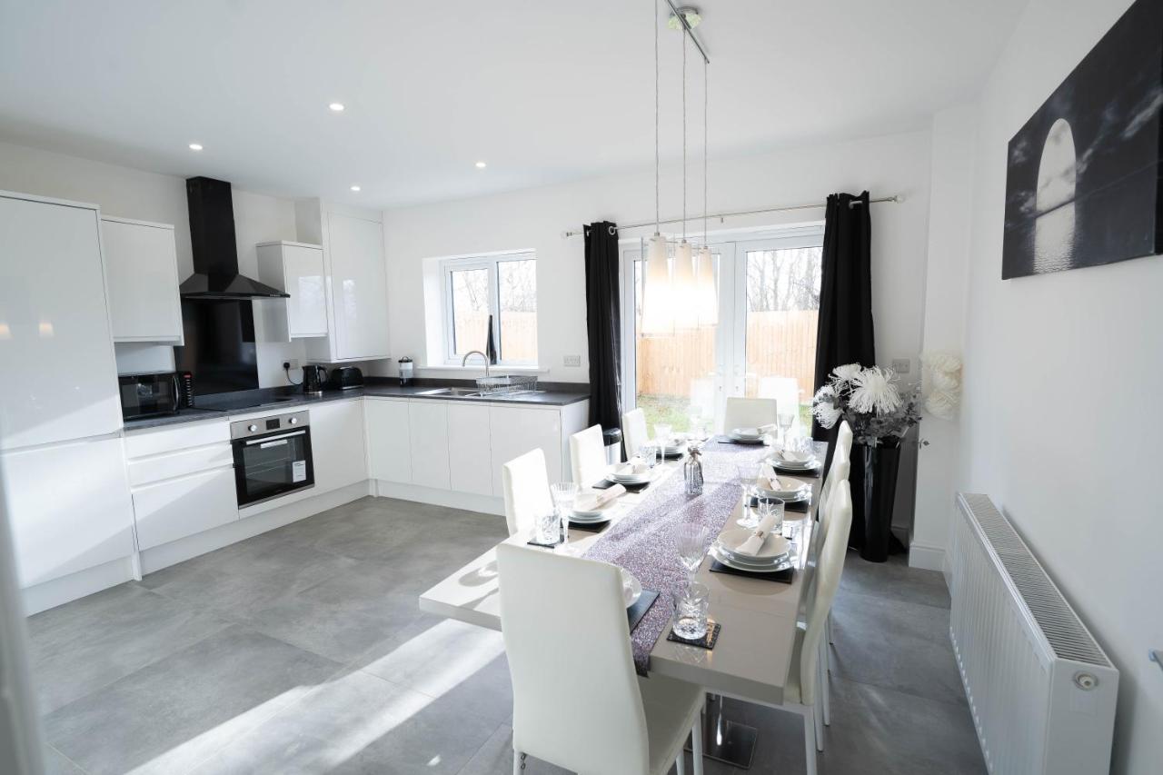 Entire Modern Home With Private Parking For 6/8 Persons Worksop ภายนอก รูปภาพ
